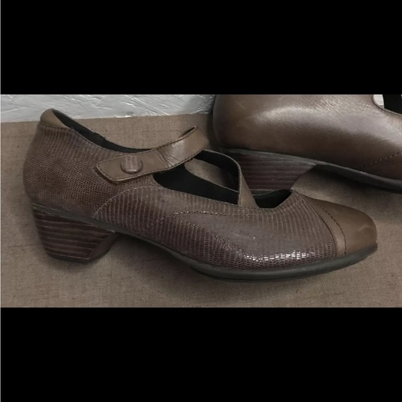 EUC! ARAVON Portia Size 9.5D (Wide) Brown Leather Casual Dress Pump (AAZ09BRM) - Picture 3 of 16